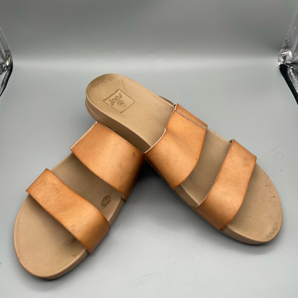 Women’s Reef beige/tan sandals. Size 7.5. AC048
